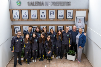 ALUNOS ATLETAS DO COLÉGIO MARIA DA LUZ RECEBEM AGASALHOS PARA REPRESENTAR O MUNICÍPIO NOS JOGOS ESCOLARES